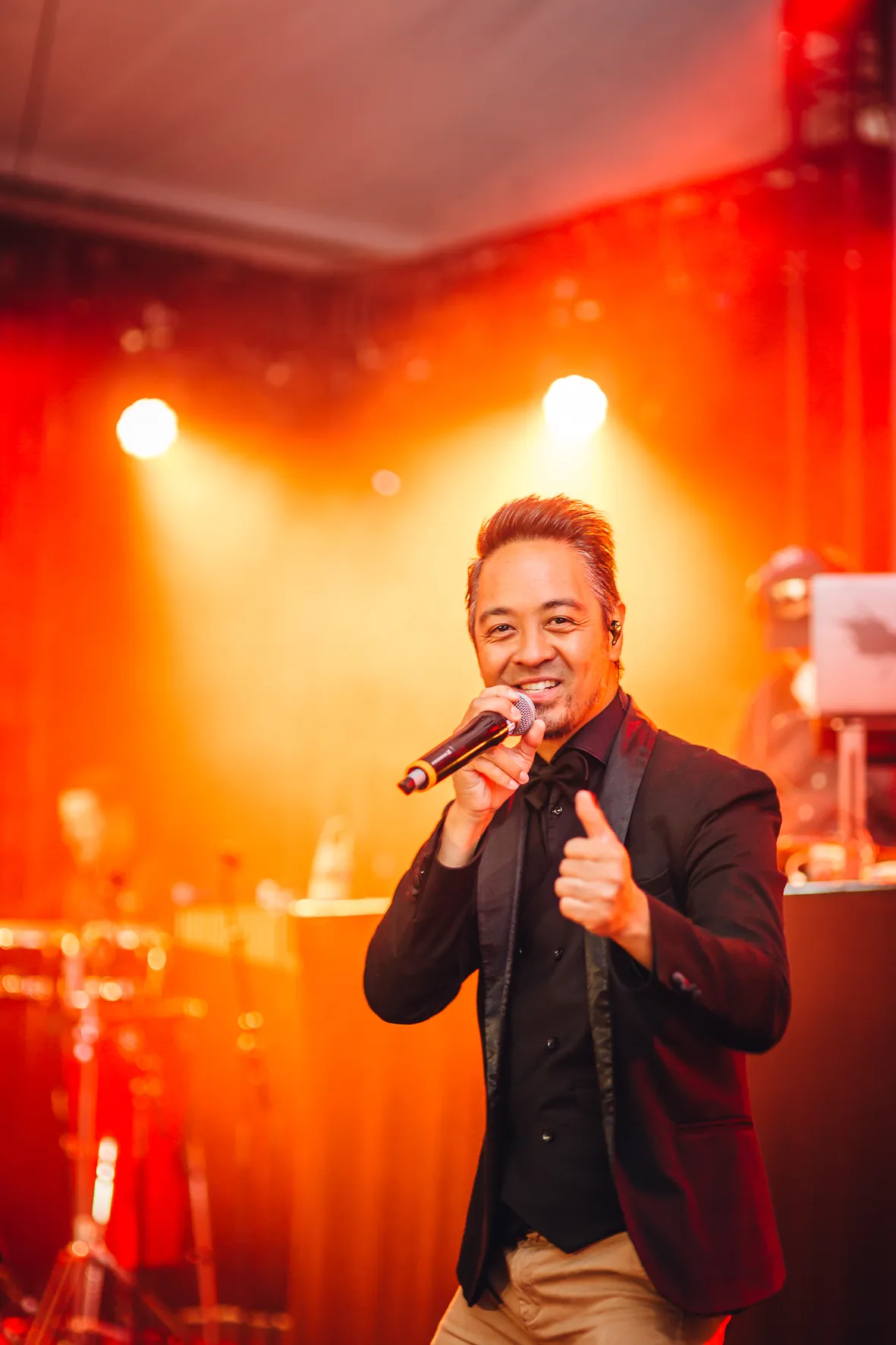 Hochzeitssänger Michael bei der Gala, emotionale musikalische Darbietung.